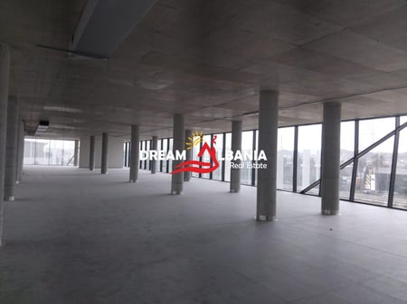 Ambjent biznesi prestigjoz me qera ne autostraden TR-DR