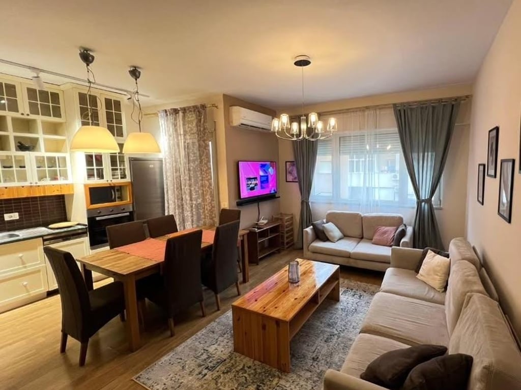 Aprtament 2+1 me qira tek Komuna e Parisit