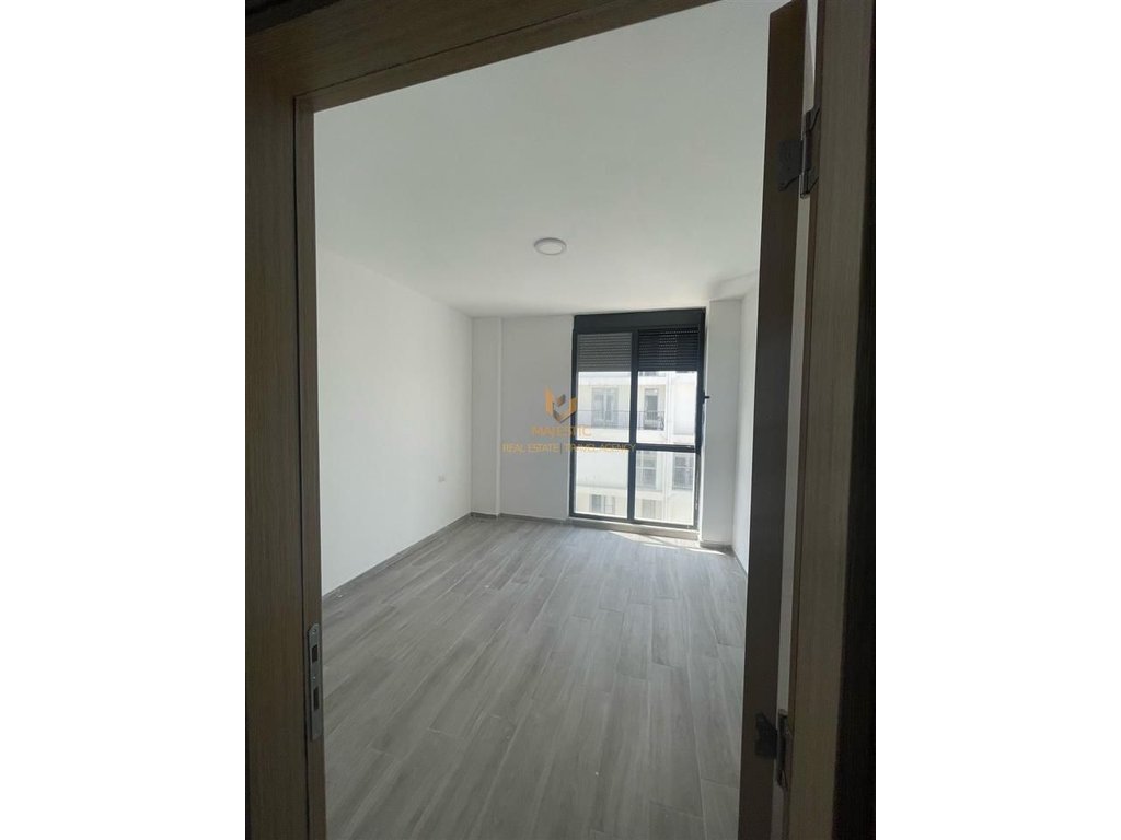 Si offre appartamento 3+1 in via 5 maggio.