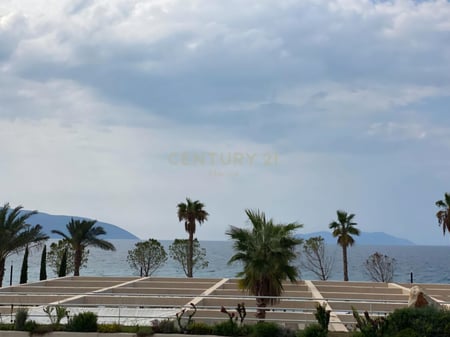 For Sale Unit, First Line on Lungomare 2!