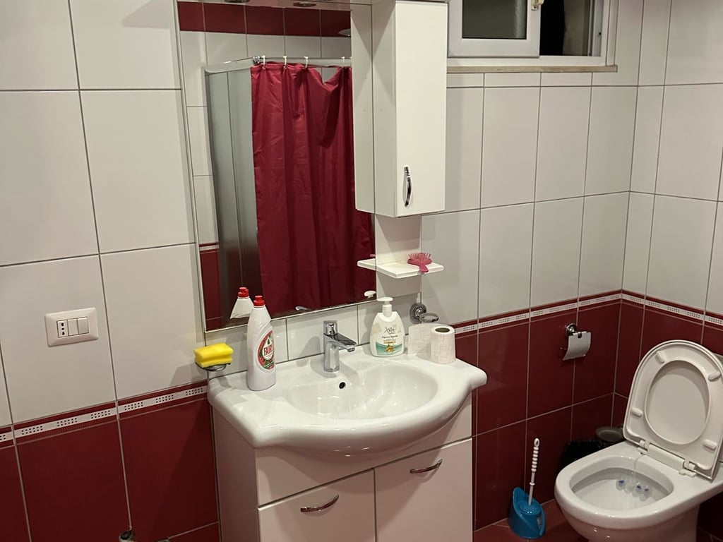 Zyre per qira te Petro Nini