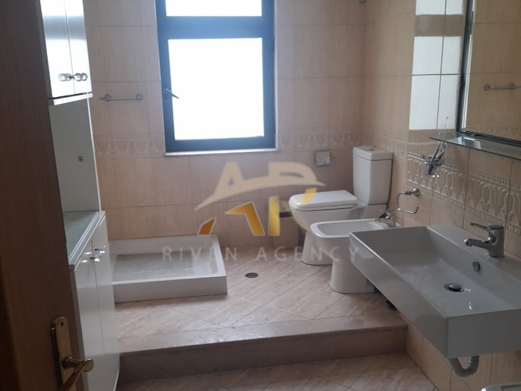 Jepet me qera apartament 3+1+kuzhinë më vete në Vasil Shanto