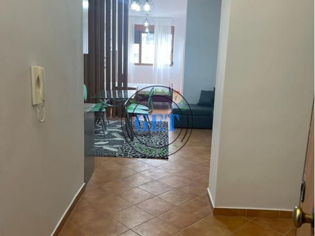 Disponojmë për shitje një Apartament 1+1 pranë Shkollës "Bajram Curri" në Plazh.