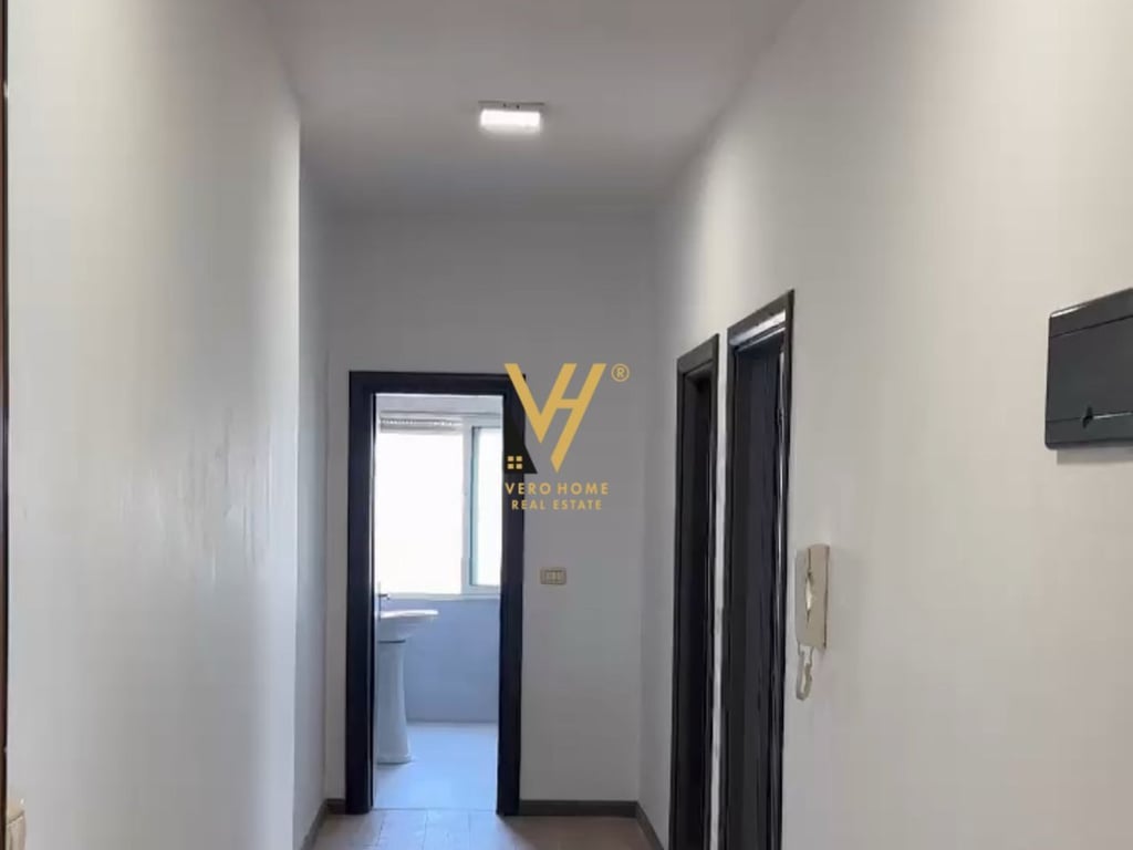 JEPET ZYRE 90M2 ME QERA TE KOMUNA E PARISIT 700 EURO