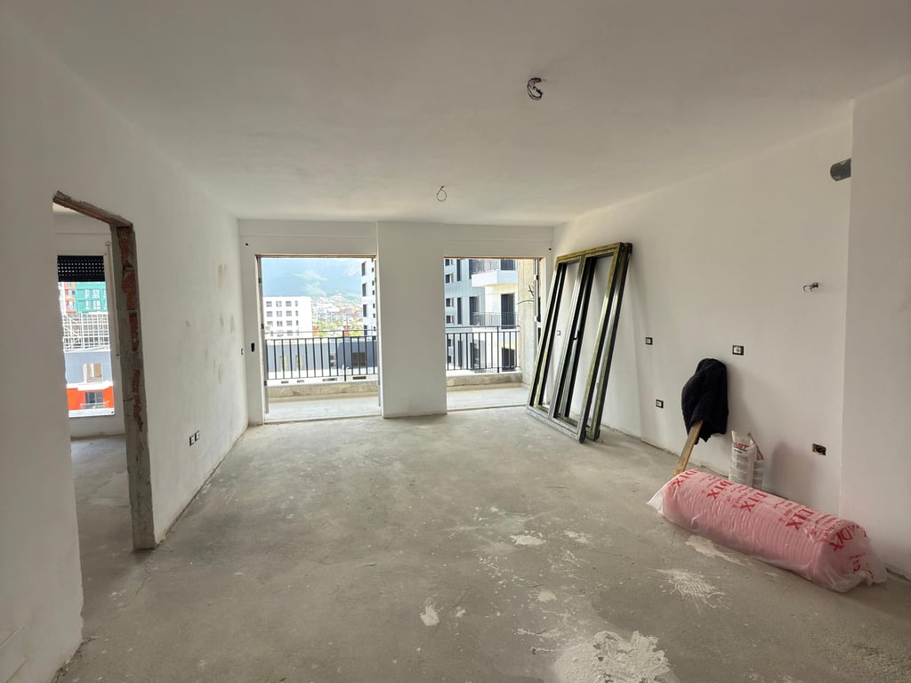 Vendesi appartamento 3+1+2+Balcone in Jordan Misja vicino al Bulevardit te Ri.