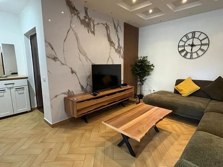 Jepet me qera apartament 2+1 Rruga Bardhok Biba ,ish galeria 17nentori , 800 euro 