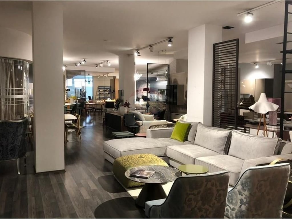 Vendesi ambiente commerciale a Brryli.