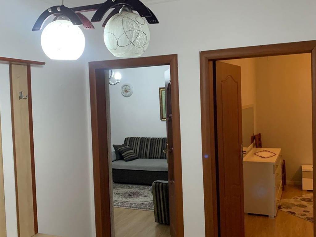 Affittasi appartamento 3+1, Xhamllik presso Piazza Shtraus Prezzo: 500 euro