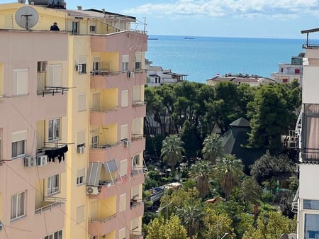 VENDESI APPARTAMENTO 2+1 A PLAZZA ILIRIA VICINO ALL'HOTEL FLORIDA