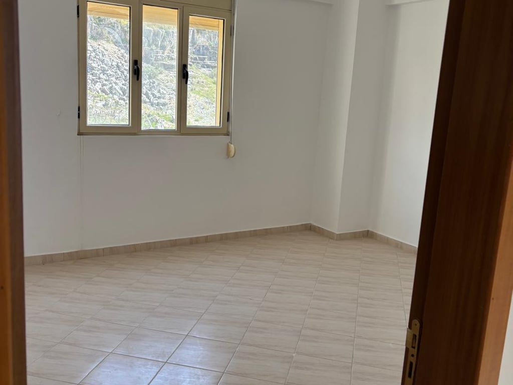 Appartamento con due camere da letto, due bagni con vista mozzafiato sul mare.