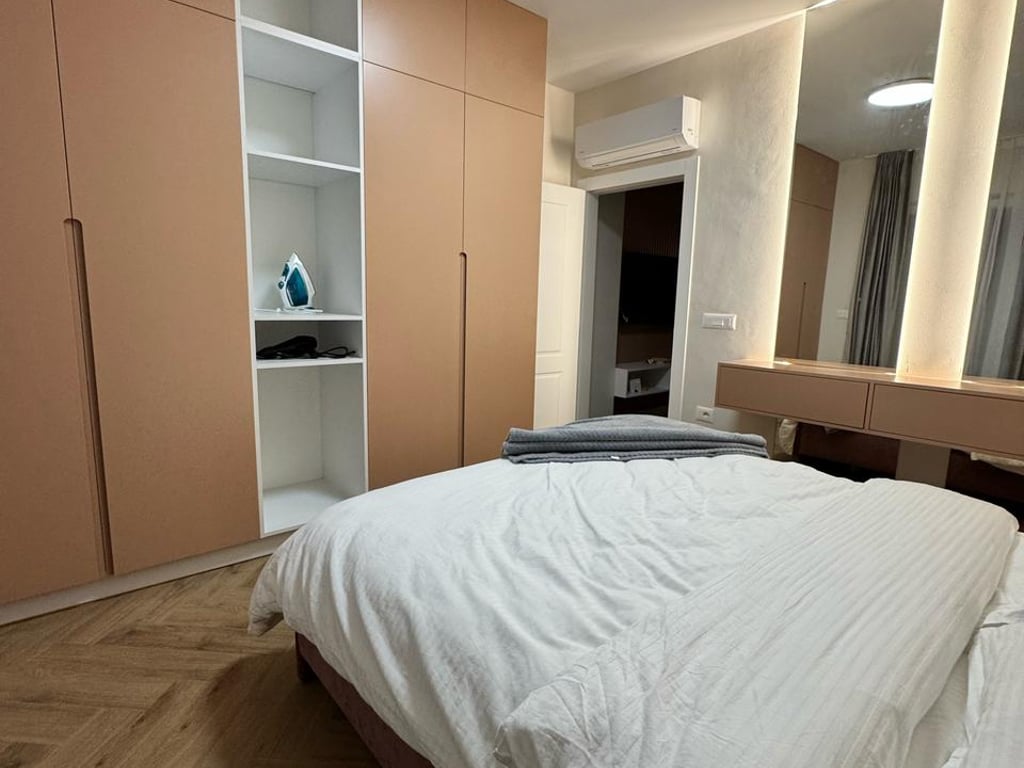 Jepet me qera Apartamenti 1+1,  rruga 5 Maj prane Concord Center ( Big market) 450 euro