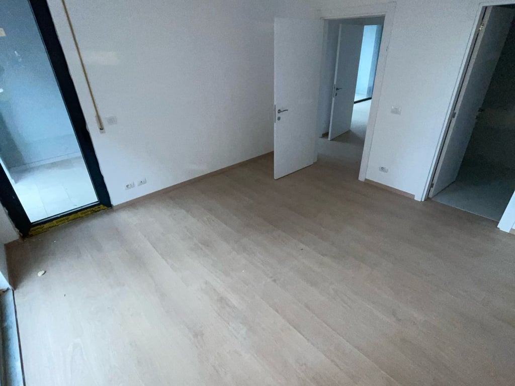 Shitet apartament 2+1 tek akses tirana