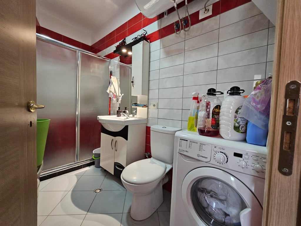 Jepet me qera Apartamenti 1+1 , Liqeni Thate rruga Peti 350 mije leke