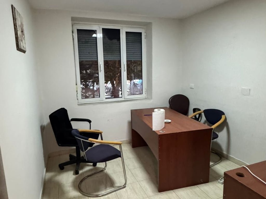 Jepet me Qera Ambient per Zyra te Rruga Kavajes perball Poliklinikes Nr 9.
