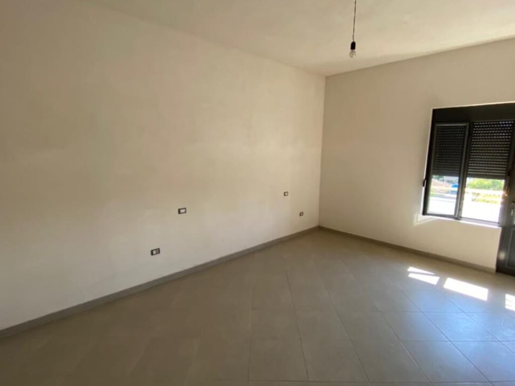 😍🏤A 4-story building is for sale by the road near "Supermarket Myftiu 2", a few meters from the main boulevard "Indrit Cara", Kavajë.