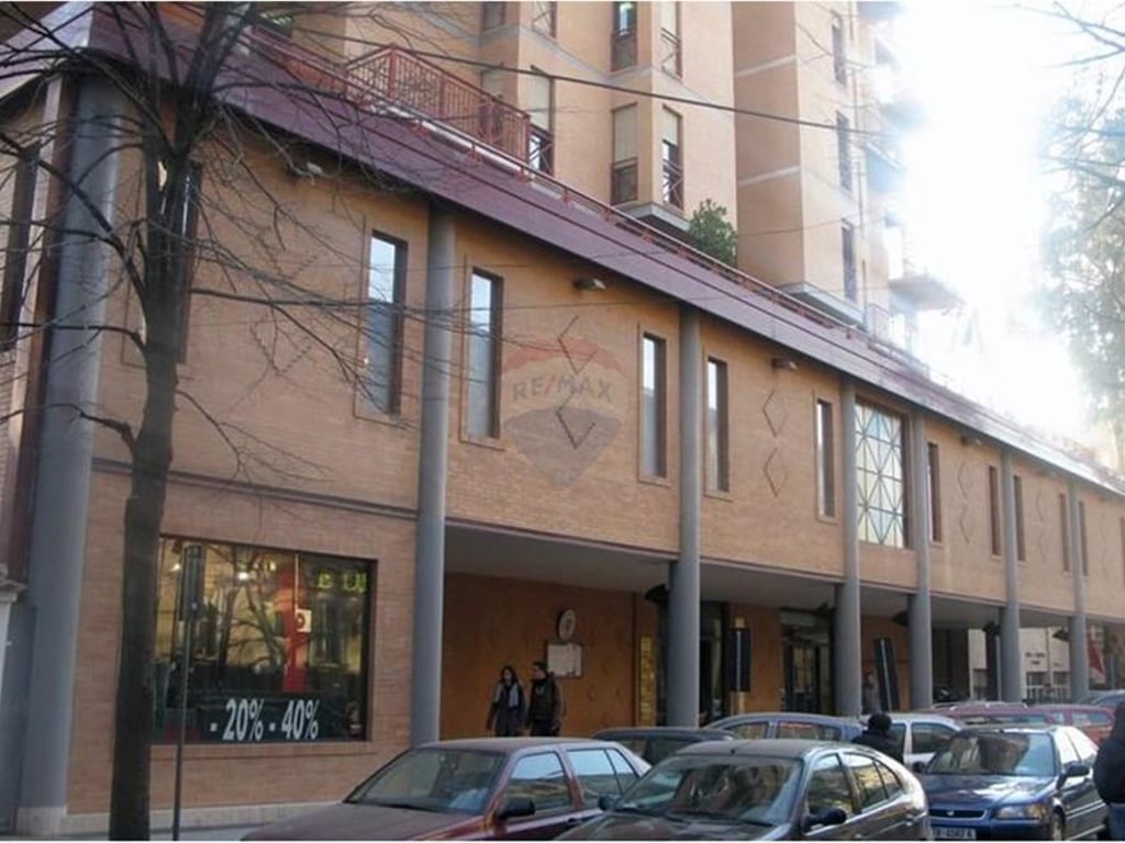 Shop for sale in the center near Torre Drin.