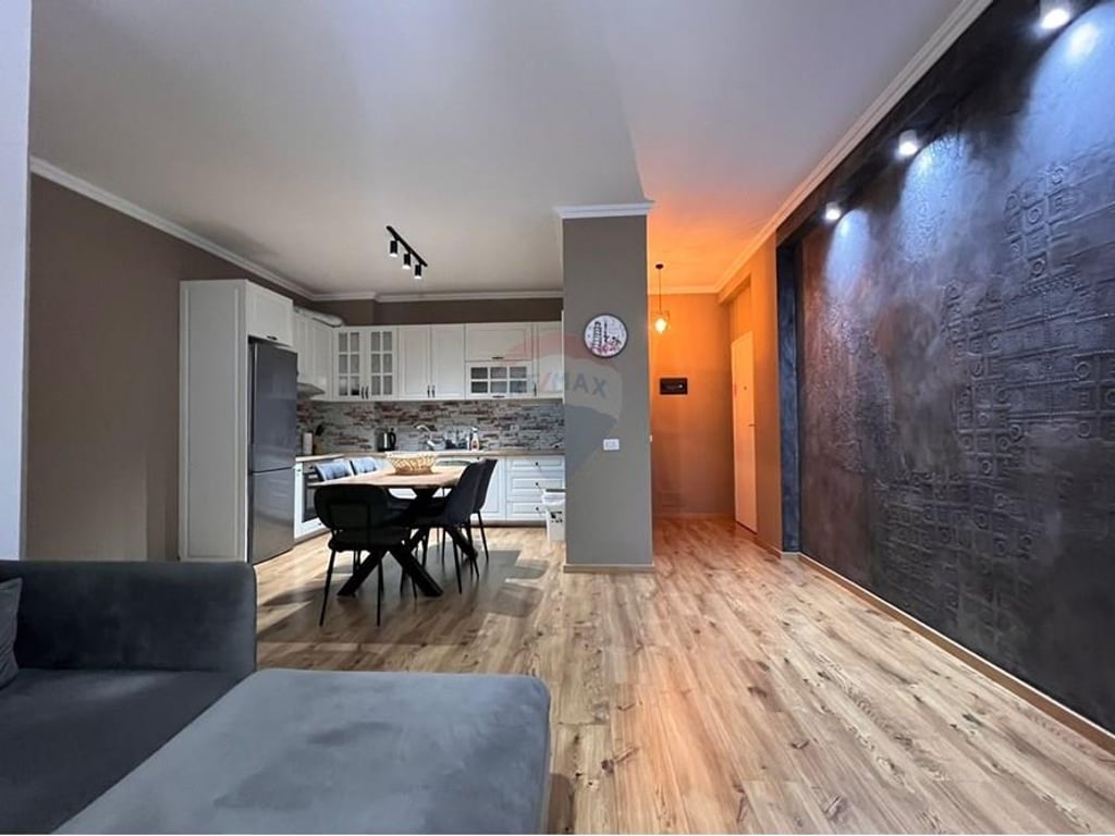 APARTAMENT 2+1 NE SHITJE TEK KOPSHTI BOTANIK