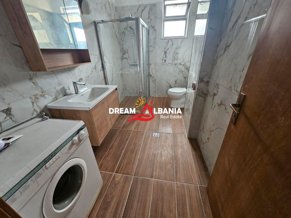 Affittasi appartamento/Ufficio 2+1+2 in via Perlat Rexhepi, dietro la Presidenza (ID 42215138)