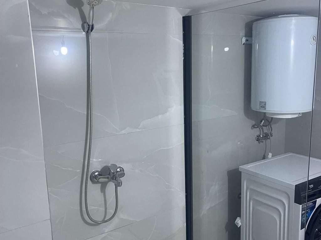 Jepet me qera Apartamenti 1+1, Rruga Siri Kodra prane Kompleksit Kontakt Cmimi: 400 Mije leke