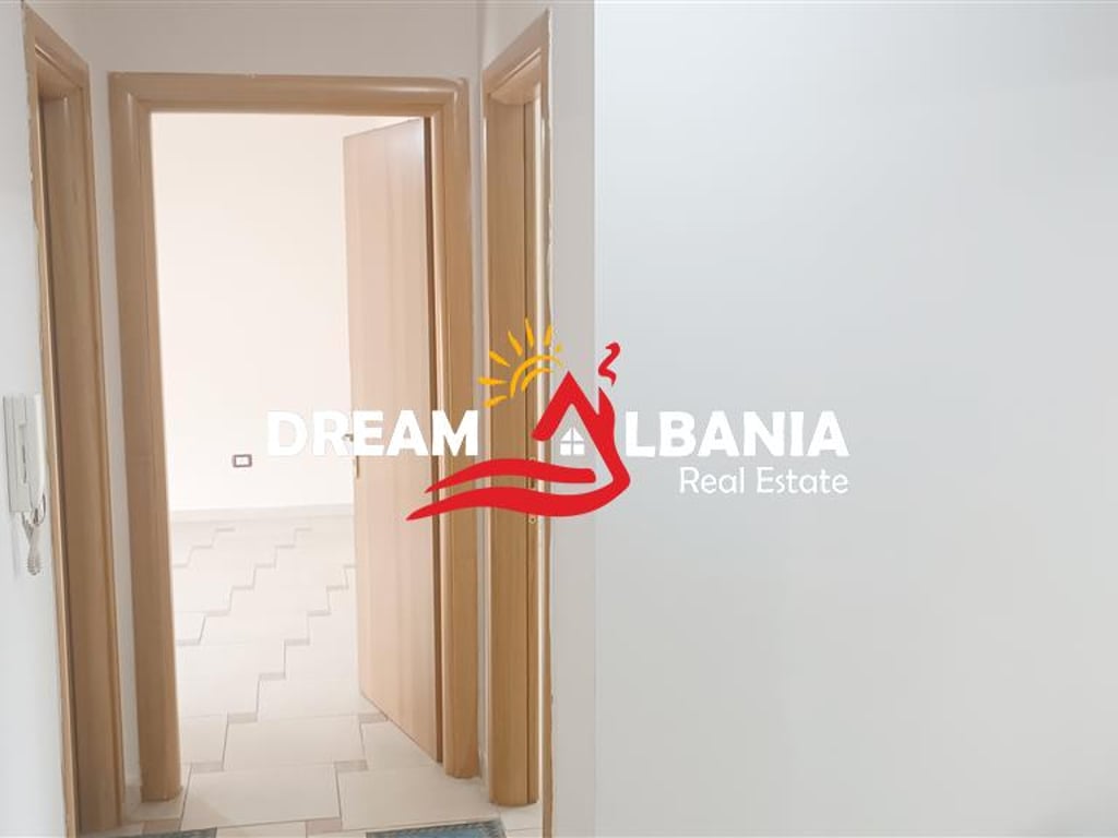 Ambient biznesi me qera ne qender, prane rruges se Kavajes (ID 42611249)