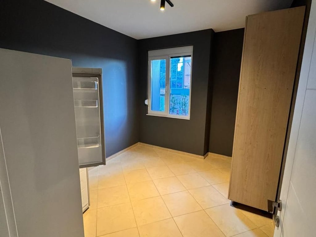 Zyre per qira ne Qender, prane Toptanit