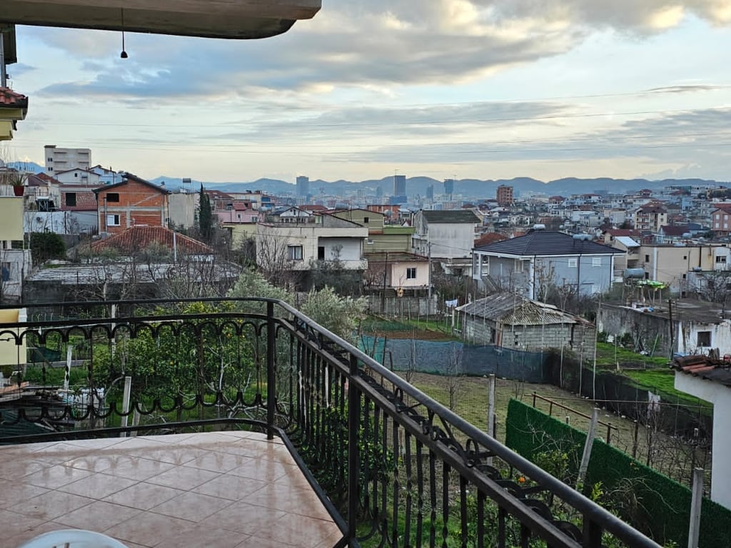 VENDITA DI UNA CASA A TRE PIANI NELLA ZONA DI PASKUQANI-BABRRU