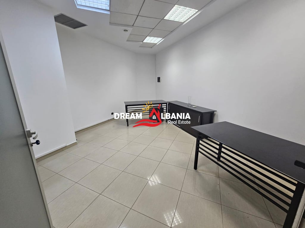 Ambient Biznesi/Zyre me qera tek dy Kullat Binjake – Rruga Deshmoret e Kombit ne Tirane (ID 42611304)
