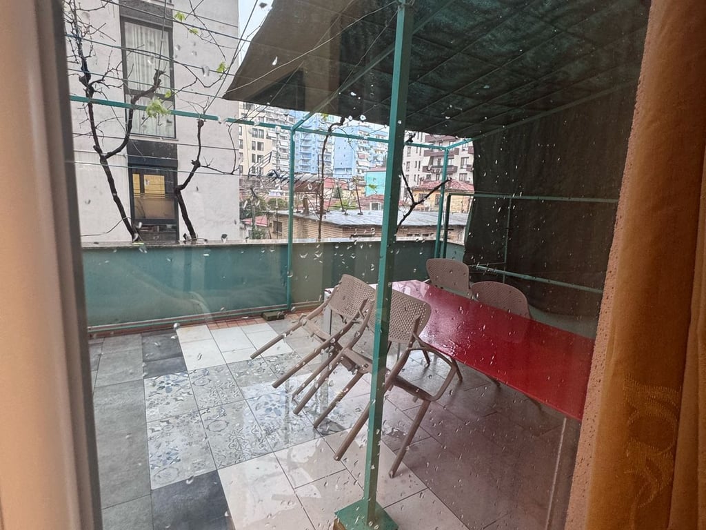 Jepet me qera Apartamenti 2+1+2+verande , Myslym Shyr prane Someg Cmimi: 650 mije leke ( ne cmim perfshihet dhe interneti i paguar per 1 vit)