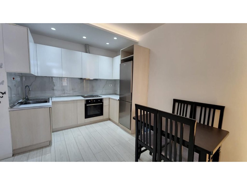 Jepet me qira apartament 2+1 pranë Shkollës së Baletit