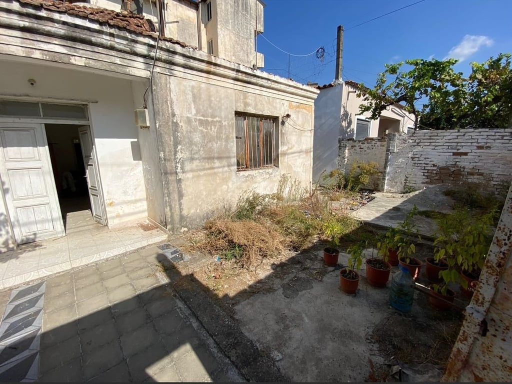 Kavaje, shtëpi e vjetër me truall, pak m nga shetitorja "Josif Budo", Kavaje