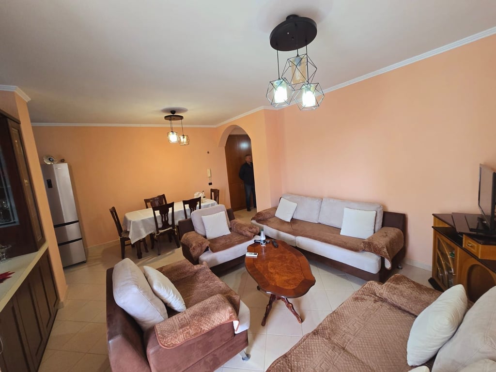 AFFITTASI SUPER APPARTAMENTO 2+1+2 VICINO ALLA DIREZIONE DI POLIZIA DI DURAZZO