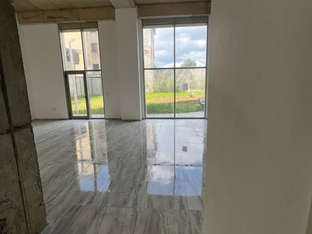 Offriamo un ampio e luminoso ambiente commerciale in affitto in uno dei quartieri più promettenti di Tirana, vicino al Bulevardit të Ri. Con una superficie lorda di 177 m2 (161 m2 netti).