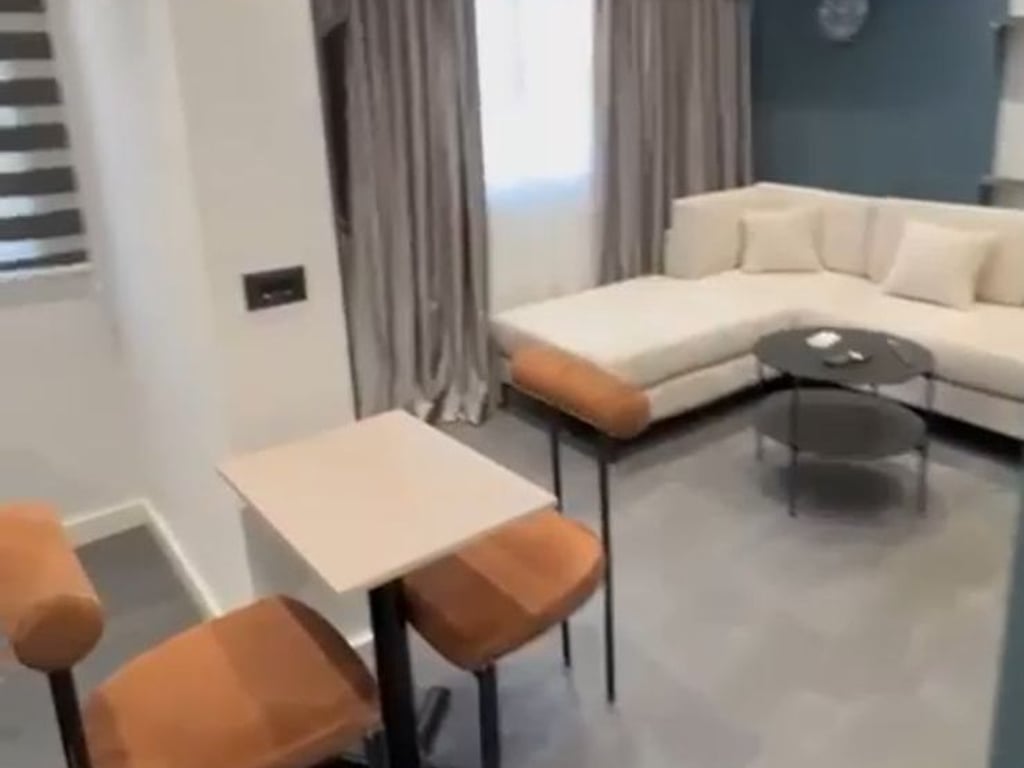 2 Garages are for rent on Durres Street.