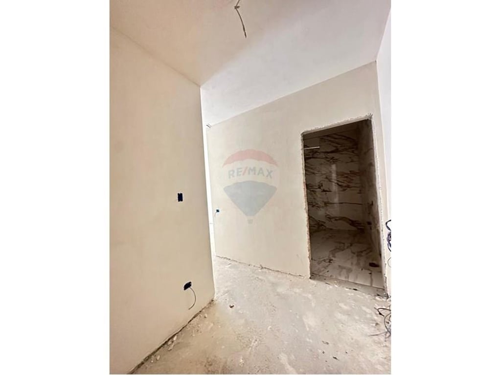 Shitet apartament 1+1 te Galeria Roma