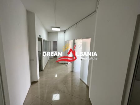 Zyre me qera tek Komuna e Parisit, prane Stadiumit Dinamo ne Tirane (ID 4261903)