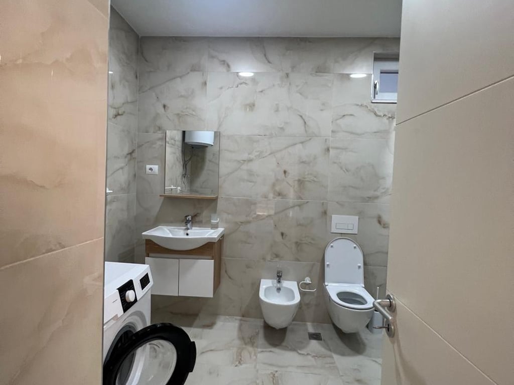 Jepen 2 apartamente identike per qera 2+1+2+Parkim tek Kopshti Botanik.