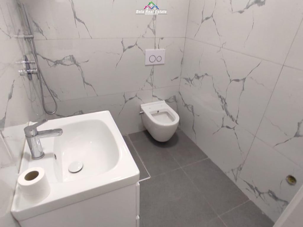 Zyre me qera 2+1 Tek Komuna e Parisit (ID BZ2407) Tirane.