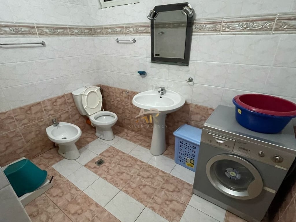 A 2+1+2 apartment is for rent in a building from the 2000s with an elevator, near Bar Oslo, Bardhyl Street.