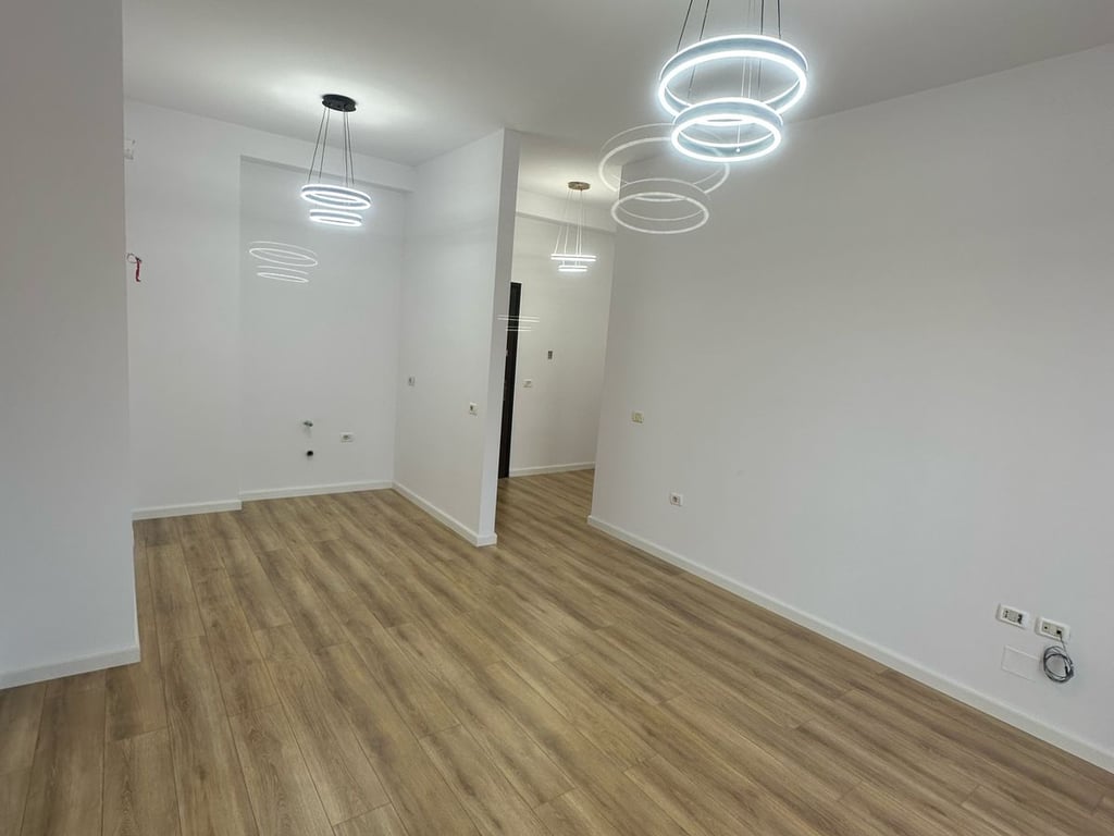 Shitet Super Apartament 1+1 92,000€  ne Yzberish Misto Mame,Yzberisht