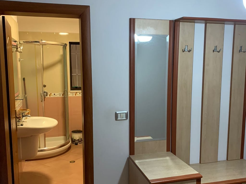 Affittasi appartamento 3+1, Xhamllik presso Piazza Shtraus Prezzo: 500 euro