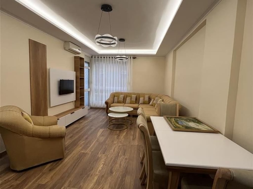 Jepet me qera Apartamenti 1+1 , rruga Vllazen Huta prane zyrave te punes  600 mije leke 