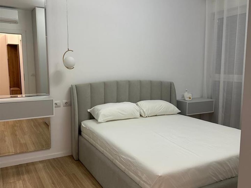 Affittasi appartamento 2+1+2 in Bulevardi i Ri a 800 Euro.