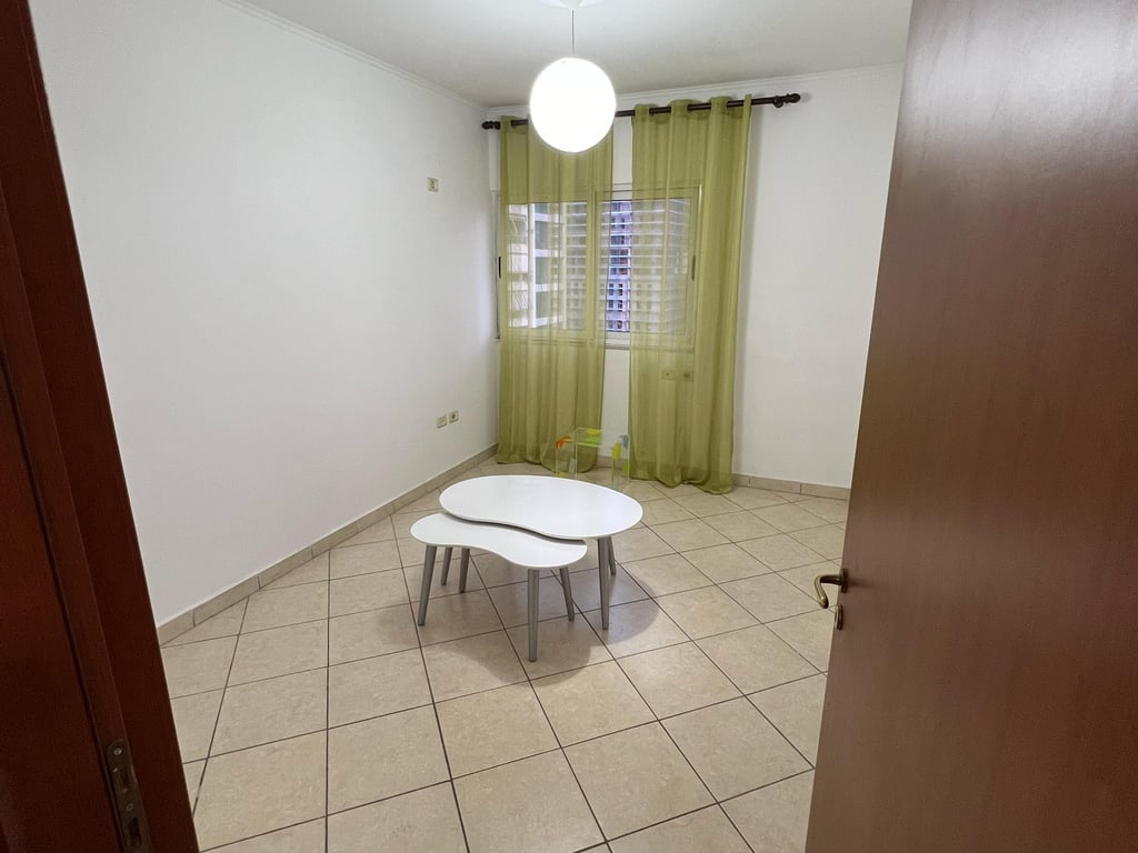 Shtepi me qera 2+1 tek Komuna e Parisit