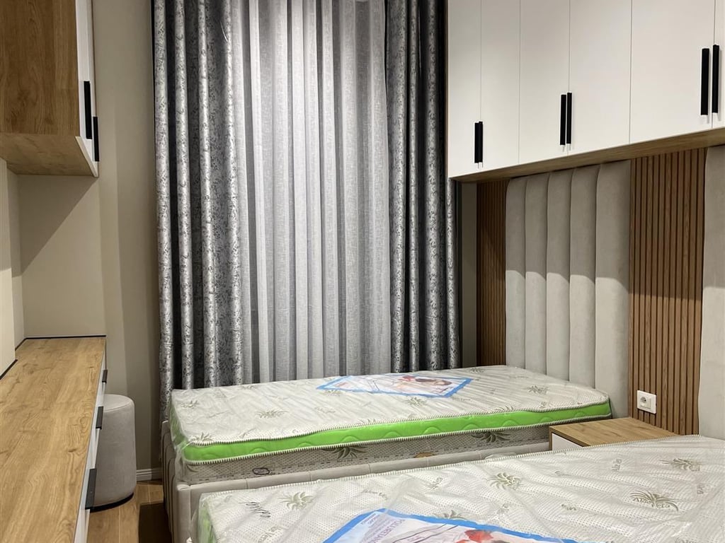 Tek Ish Sheshi Shqiponja,Rruga Tahir Kadare,jepet me qera apartament 2+1+2+post parkimi,70,000Leke 