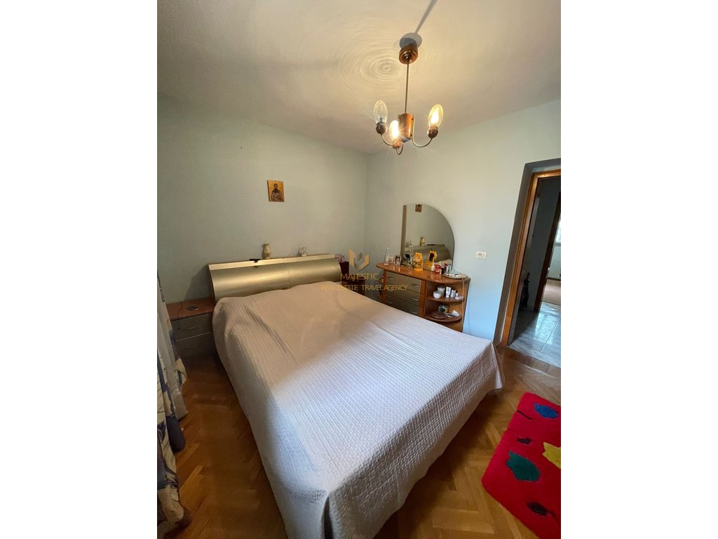 Vendesi appartamento 3+1 al Mozaiku di Tirana per 180000 euro.