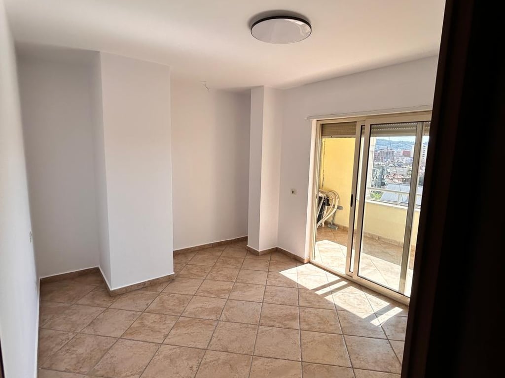 Affittasi appartamento 2+1 in Via Fortuzi.