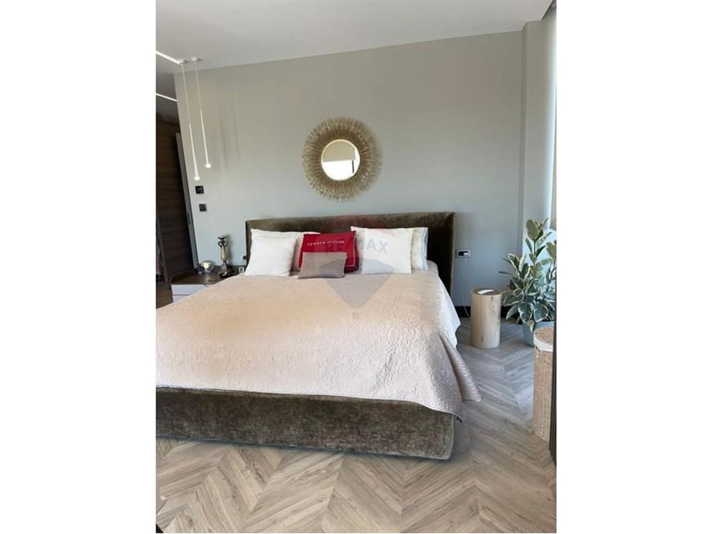 VILË LUKSOZE NË FARKË, ME PAMJE NGA LIQENI