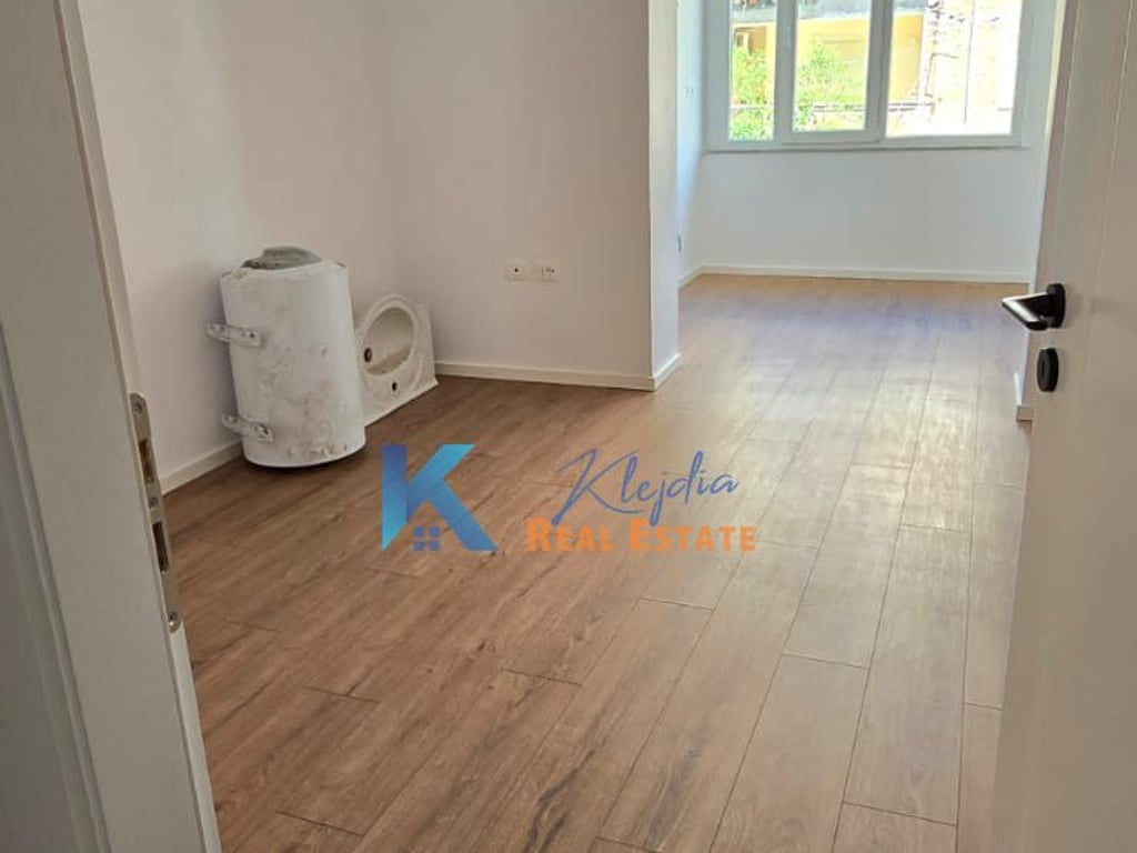 1+1 per SHITJE te 21 Dhjetori, afer Mozaikut te Tiranes