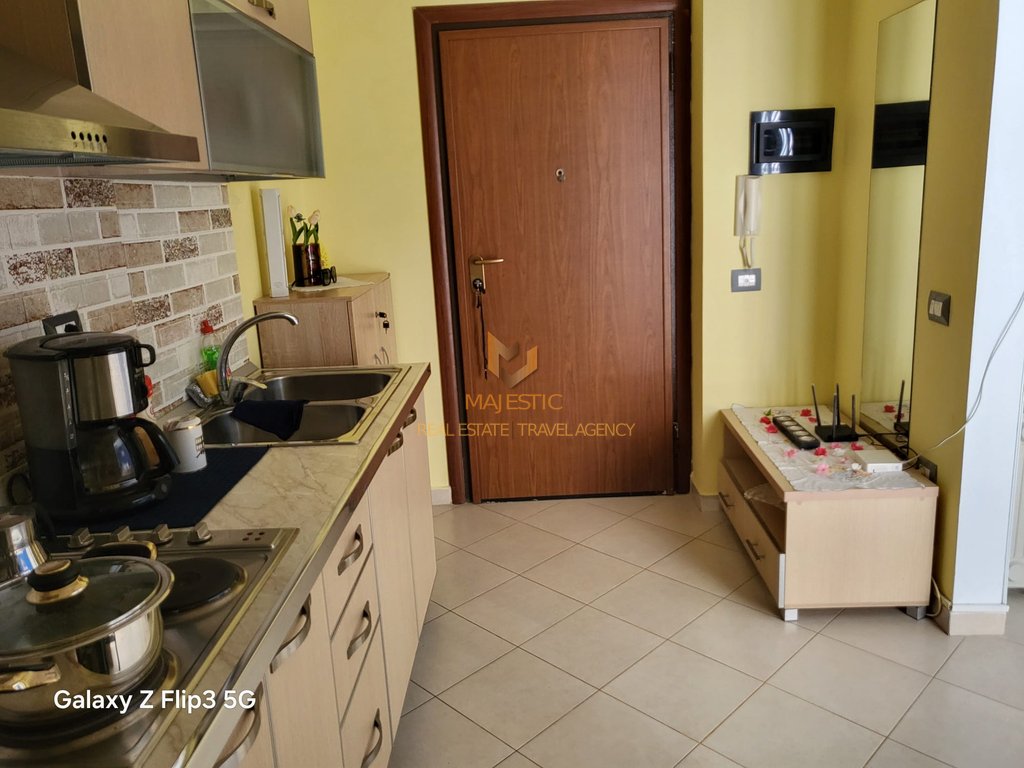 Vendesi monolocale sul lungomare con vista mare.