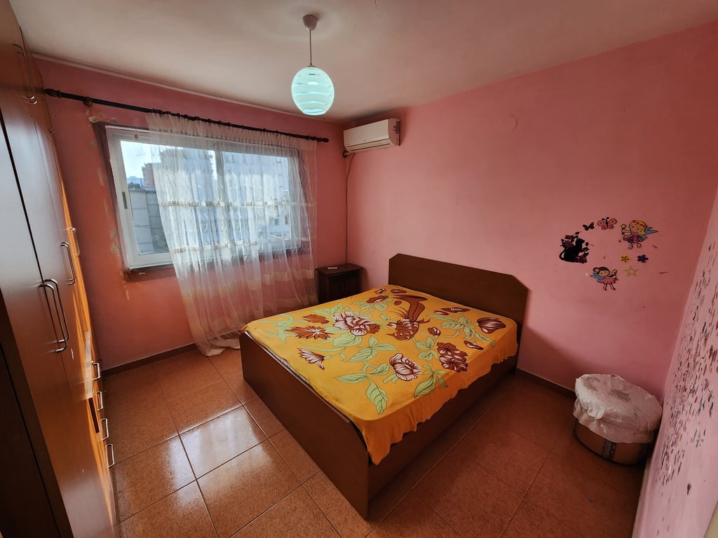 Shitet Apartament 1+1, Perball bar Grande, Durres